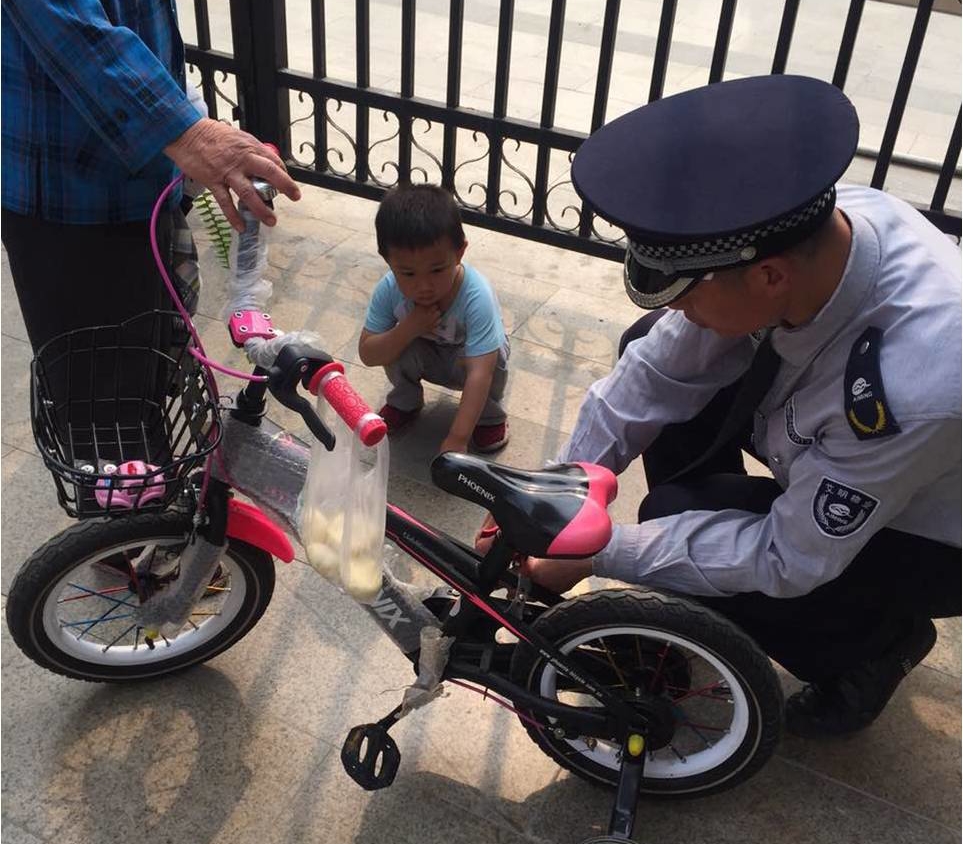 果壳门岗有爱一幕