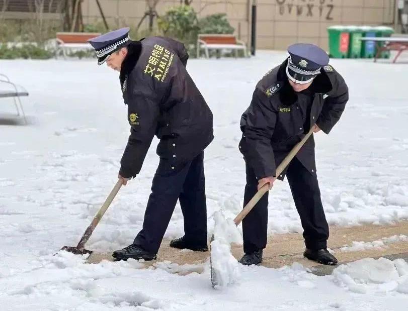 除雪保畅 物业业主齐上阵